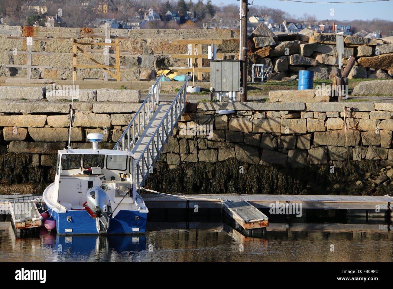 Alter Hafen in Rockport Massachusetts blauer Hummer Boot Liegeplatz am Kai Schwimmer Stockfoto