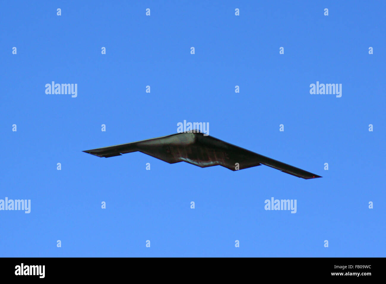 Jet b-2 Stealth Bomber fliegen über 2016 Tournament of Roses Parade in Pasadena, Kalifornien am Neujahrstag Stockfoto