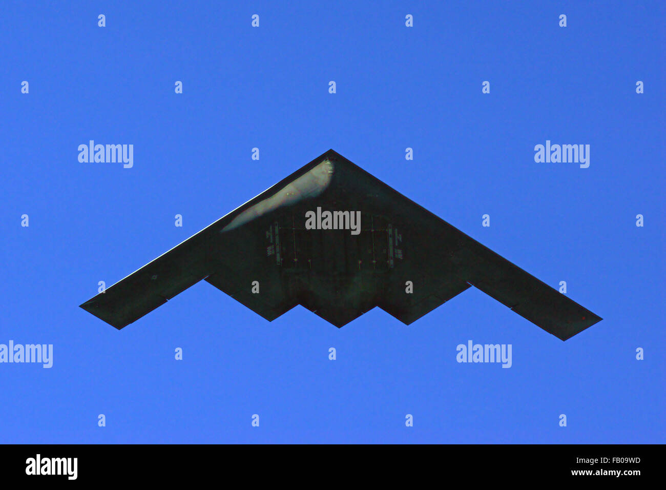 Jet b-2 Stealth Bomber fliegen über 2016 Tournament of Roses Parade in Pasadena, Kalifornien am Neujahrstag Stockfoto