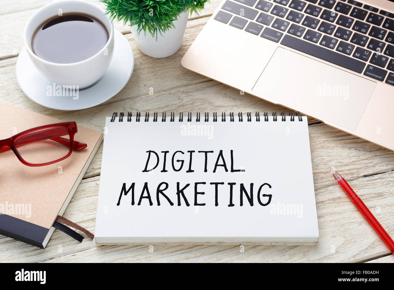 Digital marketing Handschrift Hinweis mit Stift und Kaffee Tasse Laptop am Schreibtisch Stockfoto