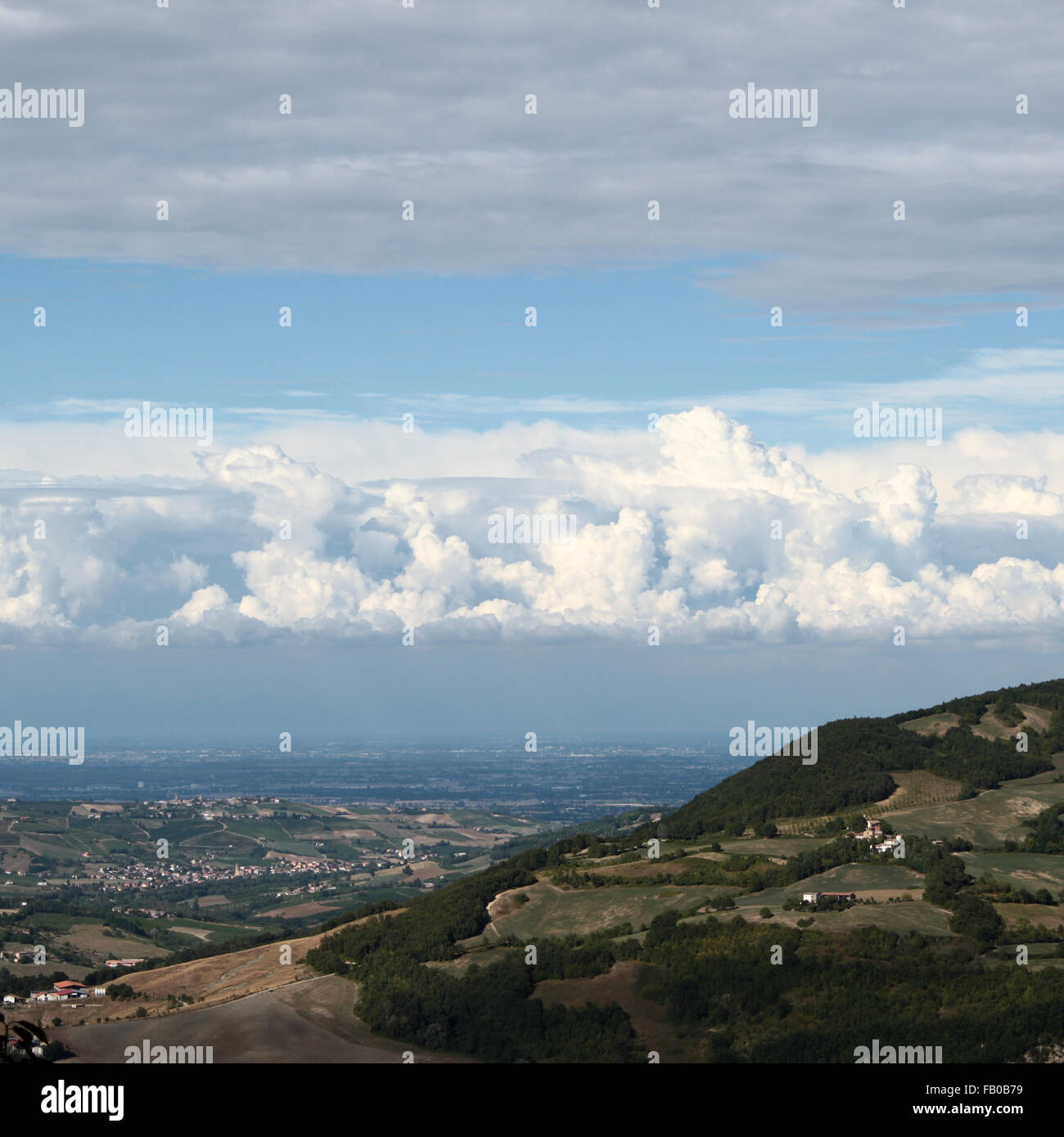 Wolken über Tidone Valley, Italien Stockfoto
