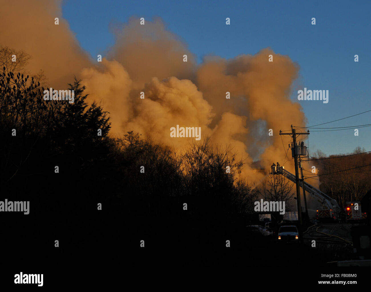 Essex, Connecticut, USA. 6. Januar 2016. Pappe brannte in einer recycling-Anlage in Essex, CT. Mehr als ein Dutzend Unternehmen reagiert für Wasserversorgung. Mehrere Masterstreams wurden in eine defensive Feuerangriff verwendet. Wasser musste in anderen Bereichen Lastwagen werden. Bildnachweis: Joseph Lester/Alamy Live-Nachrichten Stockfoto