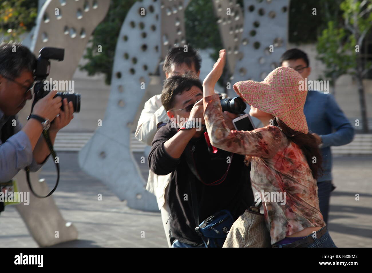(160107)--Peking, 7. Januar 2016 (Xinhua)--Zhao Shilan, Ex-Frau von flüchtigen chinesische offizielle Qiao Jianjun, weigert sich, fotografiert zu werden, wie sie bei einem Gericht für Indiction auf Geld waschen und Einwanderung Betrug Gebühren in Kalifornien, USA, 18. Mai 2015 erschienen. Qiao Jianjun, ein ehemaliger Beamter mit einem Zweig von Chinas Regierung Getreidelagerung und seine Ex-Frau wurden angeklagt, in den USA wegen Geldwäsche und Einwanderung Betrug Geld. Bis Ende November 2015 insgesamt 738 verdächtige, darunter 18 "Red Notice" Flüchtlinge wurden gefangen genommen im Ausland seit Chinas "Fox h Stockfoto