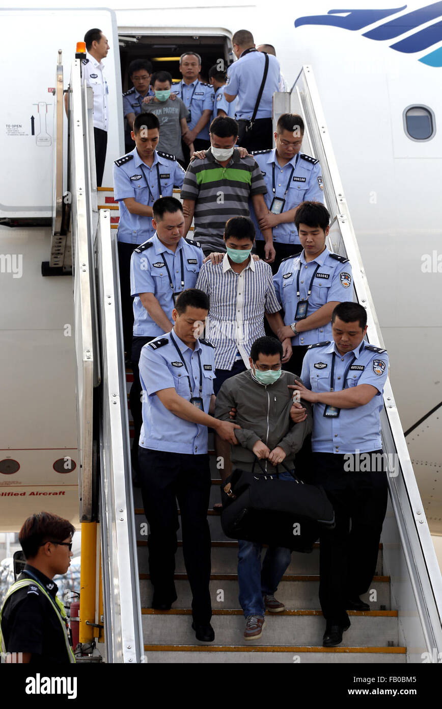 Peking, China. 21. Juni 2015. Sechs flüchtigen Involvoed in Wirtschaftskriminalität zurückgenommen unter Begleitung von Indonesien am Capital International Airport in Peking, Hauptstadt von China, 21. Juni 2015. Bis Ende November 2015 insgesamt 738 verdächtige, darunter 18 "Red Notice" Flüchtlinge wurden gefangen genommen im Ausland seit Chinas "Fox Hunt 2015" Kampagne begann im April 2015. 32 davon wurden mehr als 10 Jahre nachdem sie geflohen waren beschlagnahmt. © Li Mingfang/Xinhua/Alamy Live-Nachrichten Stockfoto