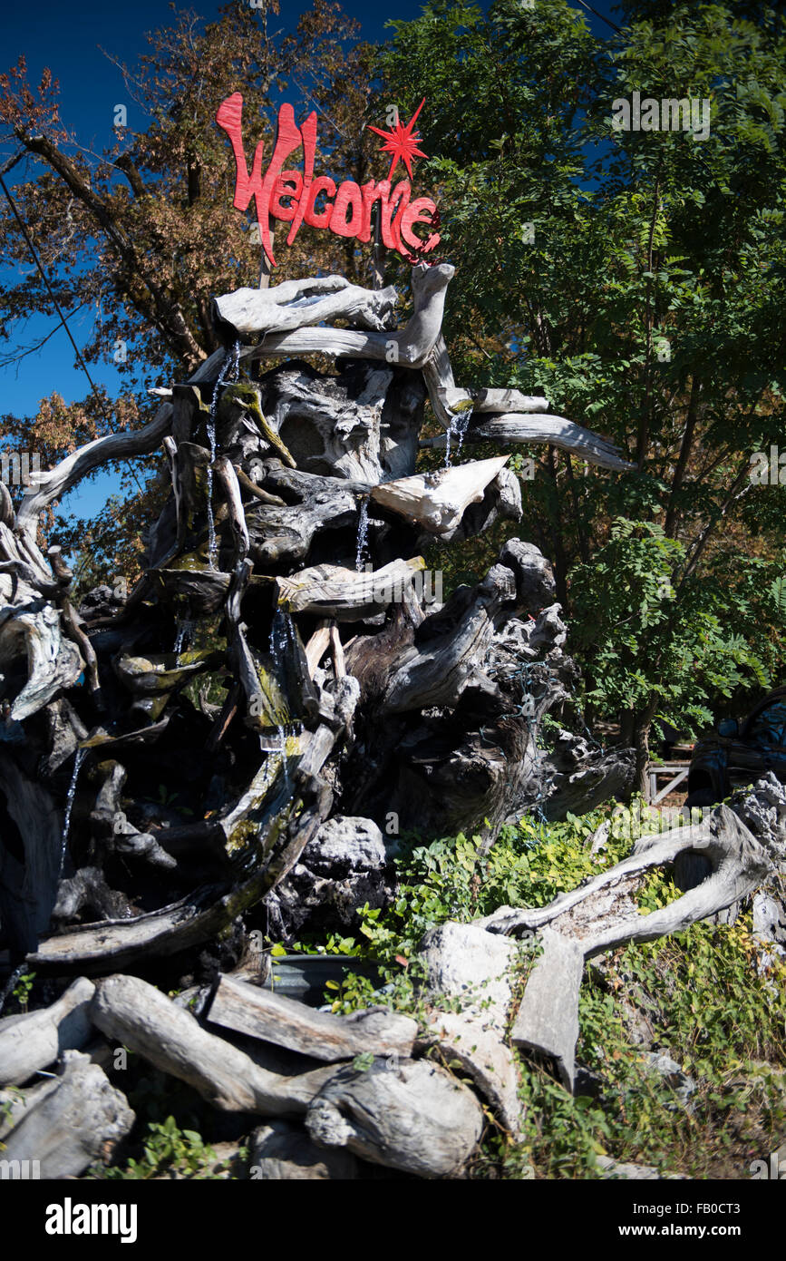 Willkommens-Schild und Kunstwerke auf es ist A Burl Gallery, Galerie, Holzplatz und Shop in Kerby, Oregon, verkauft, die Kunst und Möbel. Stockfoto
