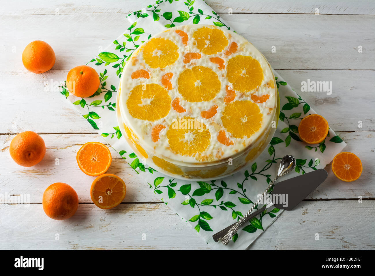 Kalt weiss Gelee Fruchttorte, Mousse Schlagsahne Sahne Joghurt Joghurt Soufflés Torte mit Orange und Mandarine. Hausgemachte Obst gel Stockfoto
