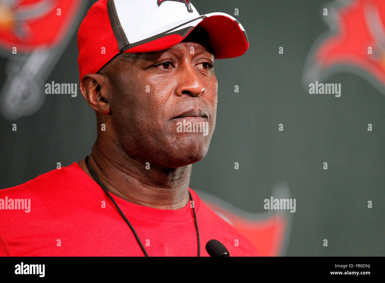 6. Januar 2015 feuerte nach zwei schlechte Spielzeiten an der Spitze der NFL-Franchise - Datei - LOVIE SMITH von den Tampa Bay Buccaneers. Nachdem man 8-24 in zwei Spielzeiten in Tampa Bay, wurde Cheftrainer Lovie Smith von den Buccaneers gefeuert. Smiths Team waren 6-10 dieses Jahr mit der Nummer eins holen J. Winston am Quarterback, Verbesserung von deren Saison 2 / 14 im Jahr 2014. Im Bild: 22. April 2014 nimmt - Tampa, Florida, USA - Cheftrainer Lovie Smith Fragen aus den Medien nach Tampa Bay Buccaneers freiwillige Mini-Camp an einem Buc Ort in Tampa auf Dienstag, 22. April 2014. (Kredit-Bild: © Daniel Wallace/Tampa Stockfoto 6. Januar 2015 feuerte nach zwei schlechte Spielzeiten an der Spitze der NFL-Franchise - Datei - LOVIE SMITH von den Tampa Bay Buccaneers. Nachdem man 8-24 in zwei Spielzeiten in Tampa Bay, wurde Cheftrainer Lovie Smith von den Buccaneers gefeuert. Smiths Team waren 6-10 dieses Jahr mit der Nummer eins holen J. Winston am Quarterback, Verbesserung von deren Saison 2 / 14 im Jahr 2014. Im Bild: 22. April 2014 nimmt - Tampa, Florida, USA - Cheftrainer Lovie Smith Fragen aus den Medien nach Tampa Bay Buccaneers freiwillige Mini-Camp an einem Buc Ort in Tampa auf Dienstag, 22. April 2014. (Kredit-Bild: © Daniel Wallace/Tampa Stockfoto