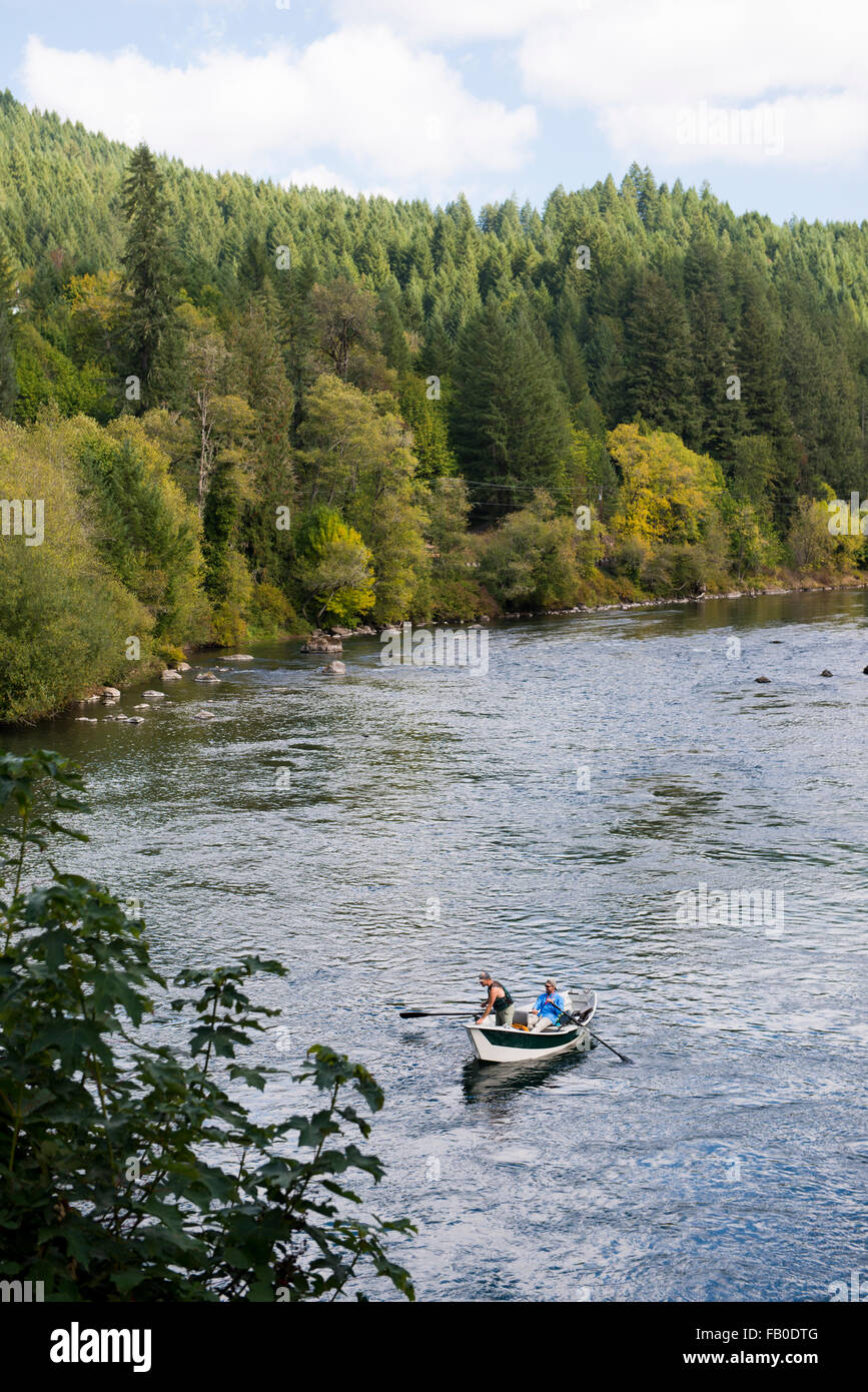 Fliegenfischer Angeln auf einem Boot in McKenzie River in der Nähe der Goodpasture-Brücke in Vida, Oregon. Stockfoto