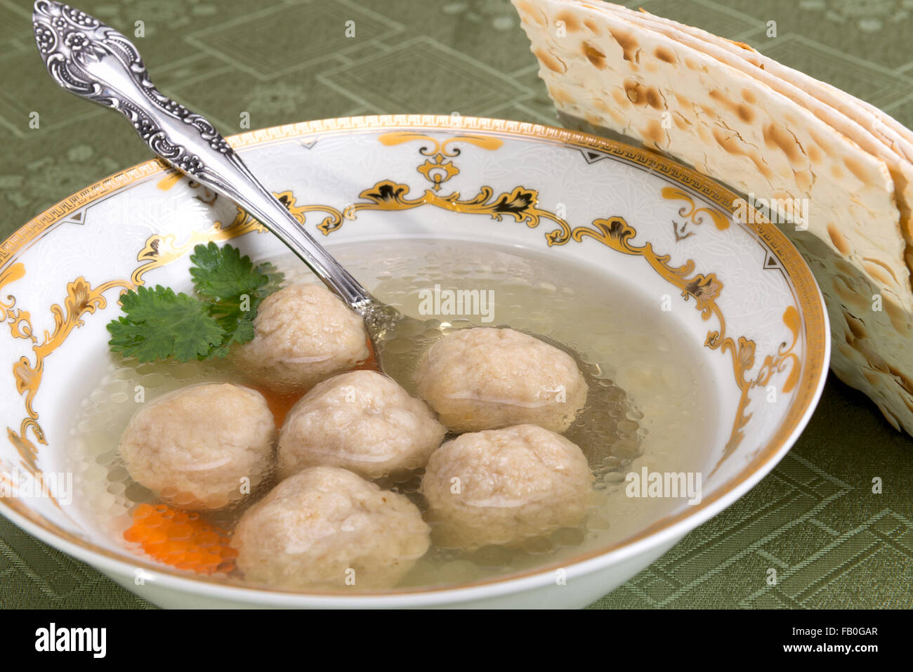 Einer traditionellen aschkenasischen jüdischen Suppe mit Bällen, hergestellt aus einer Mischung von Matza Mahlzeit, Eiern, Wasser und Fett, gekocht in Huhn boui Stockfoto