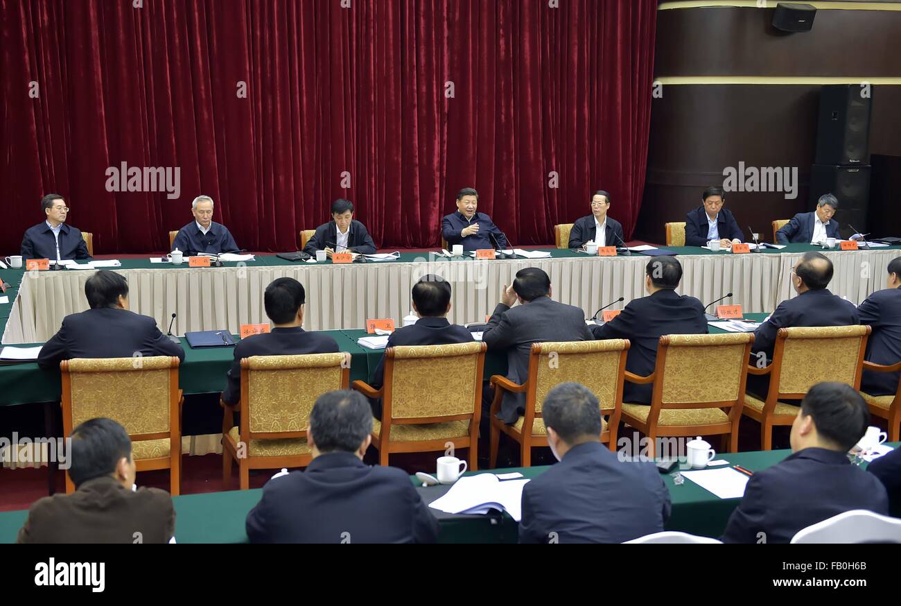 Chongqing. 5. Januar 2016. Chinesischen Staatspräsidenten Xi Jinping (C zurück) hält ein Symposium zum Thema Verbesserung der Entwicklung von Yangtze River Economic Belt in Südwest-China Chongqing Stadtbezirk, 5. Januar 2016. XI machte eine Inspektionsreise in Chongqing von Jan. 4 bis 6. © Li Tao/Xinhua/Alamy Live-Nachrichten Stockfoto