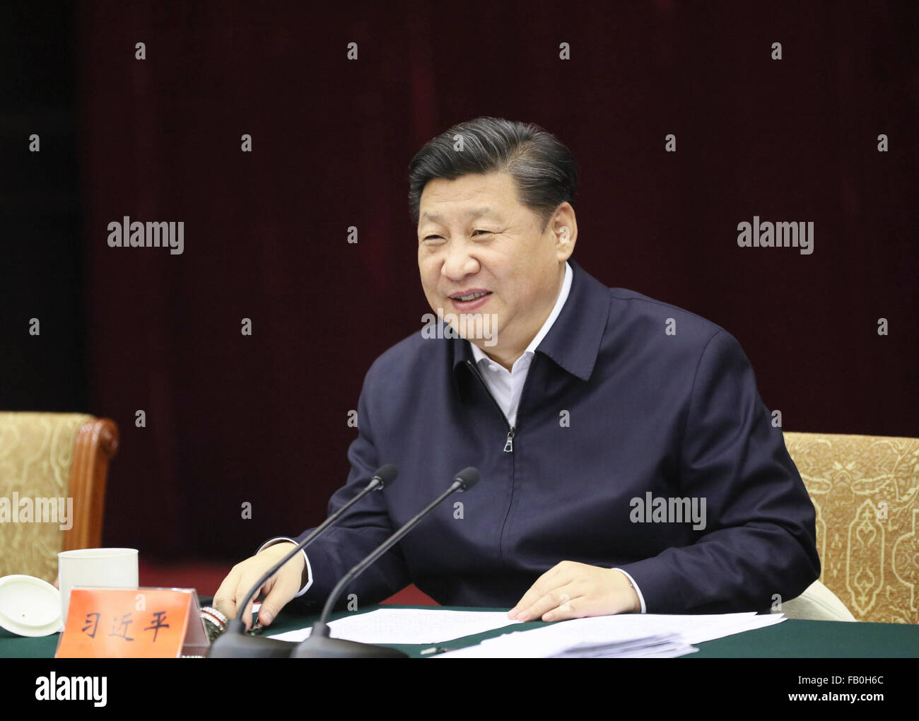 Chongqing. 5. Januar 2016. Chinesischen Staatspräsidenten Xi Jinping hält ein Symposium zum Thema Verbesserung der Entwicklung von Yangtze River Economic Belt in Südwest-China Chongqing Stadtbezirk, 5. Januar 2016. XI machte eine Inspektionsreise in Chongqing von Jan. 4 bis 6. © Lan Hongguang/Xinhua/Alamy Live-Nachrichten Stockfoto