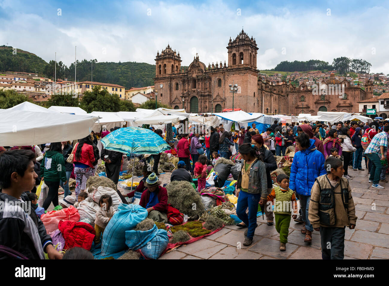 Cusco, Peru - 24. Dezember 2013: Menschen in einem Straßenmarkt in Cuzco, Peru Stockfoto