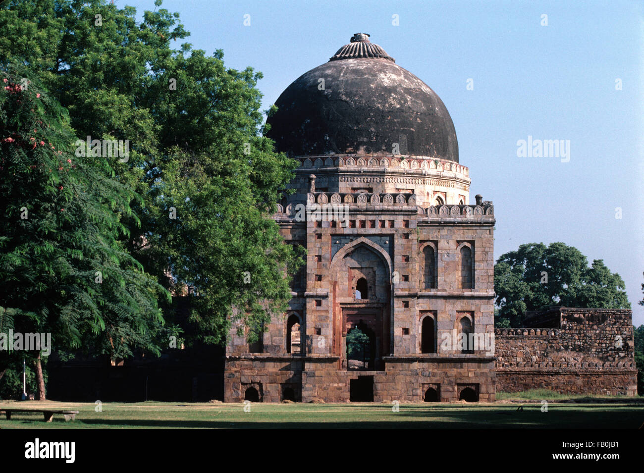 Bara Gumbad Moschee (1490) und historische Denkmal in Lodi Gärten, Neu Delhi, Indien Stockfoto