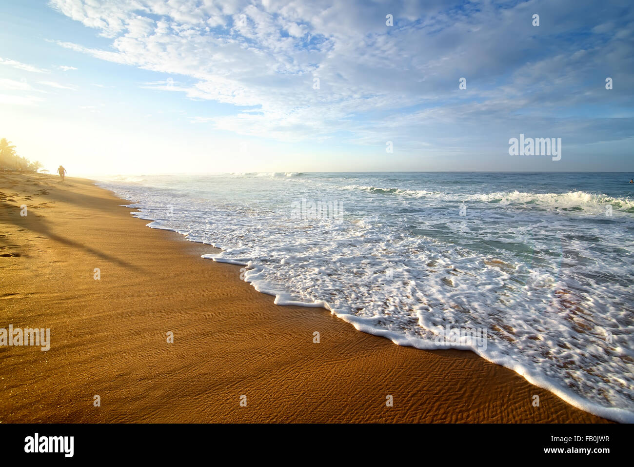 Hellen Morgen auf einem sandigen Strand des Ozeans Stockfoto