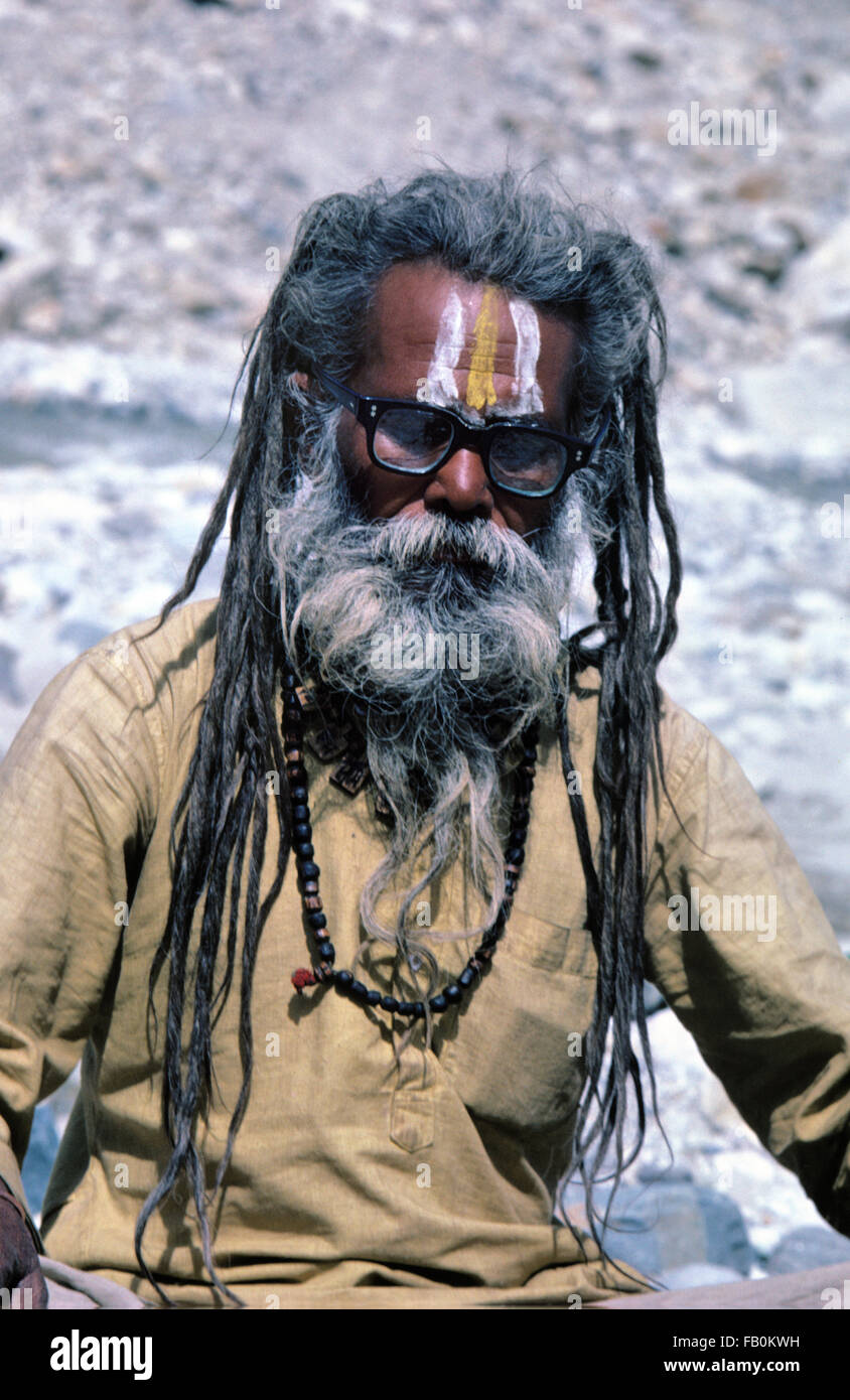 Hindu Sadhu oder Indischen Heiligen Mann mit Dreadlocks und Meditieren an Gaumukh an der Quelle des Flusses Ganges Gangotri Indien Stockfoto
