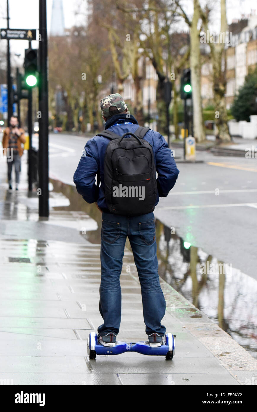 Ein Mann fährt durch London auf ein hoverboard Stockfoto