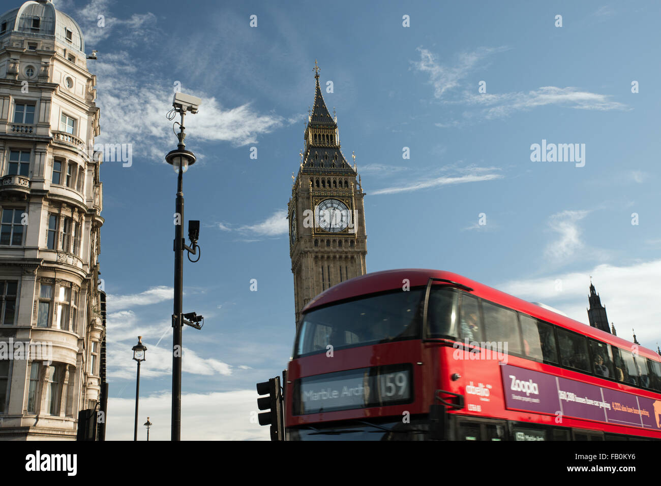 Big Ben mit roten Bus in Szene London Vereinigtes Königreich Stockfoto