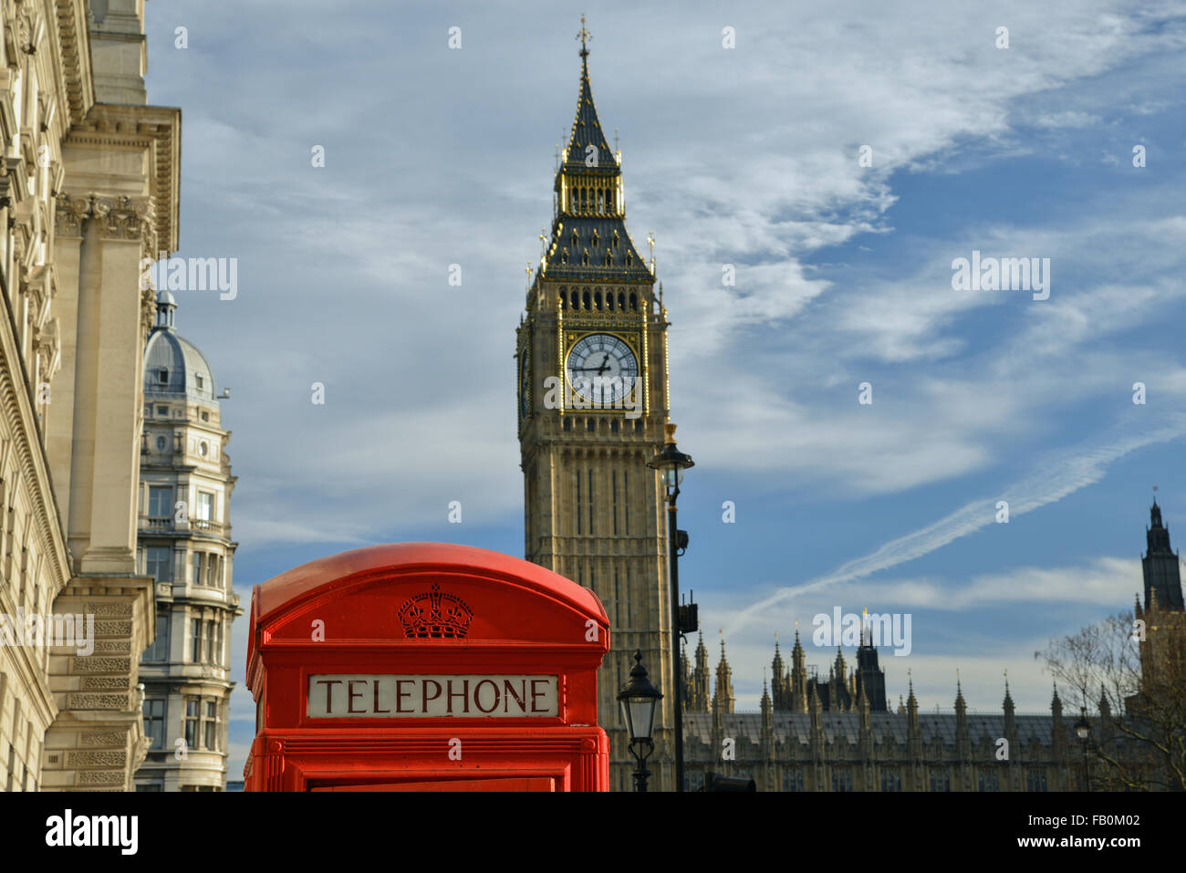 Rote Telefonzelle mit Big Ben im Hintergrund London Vereinigtes Königreich Stockfoto