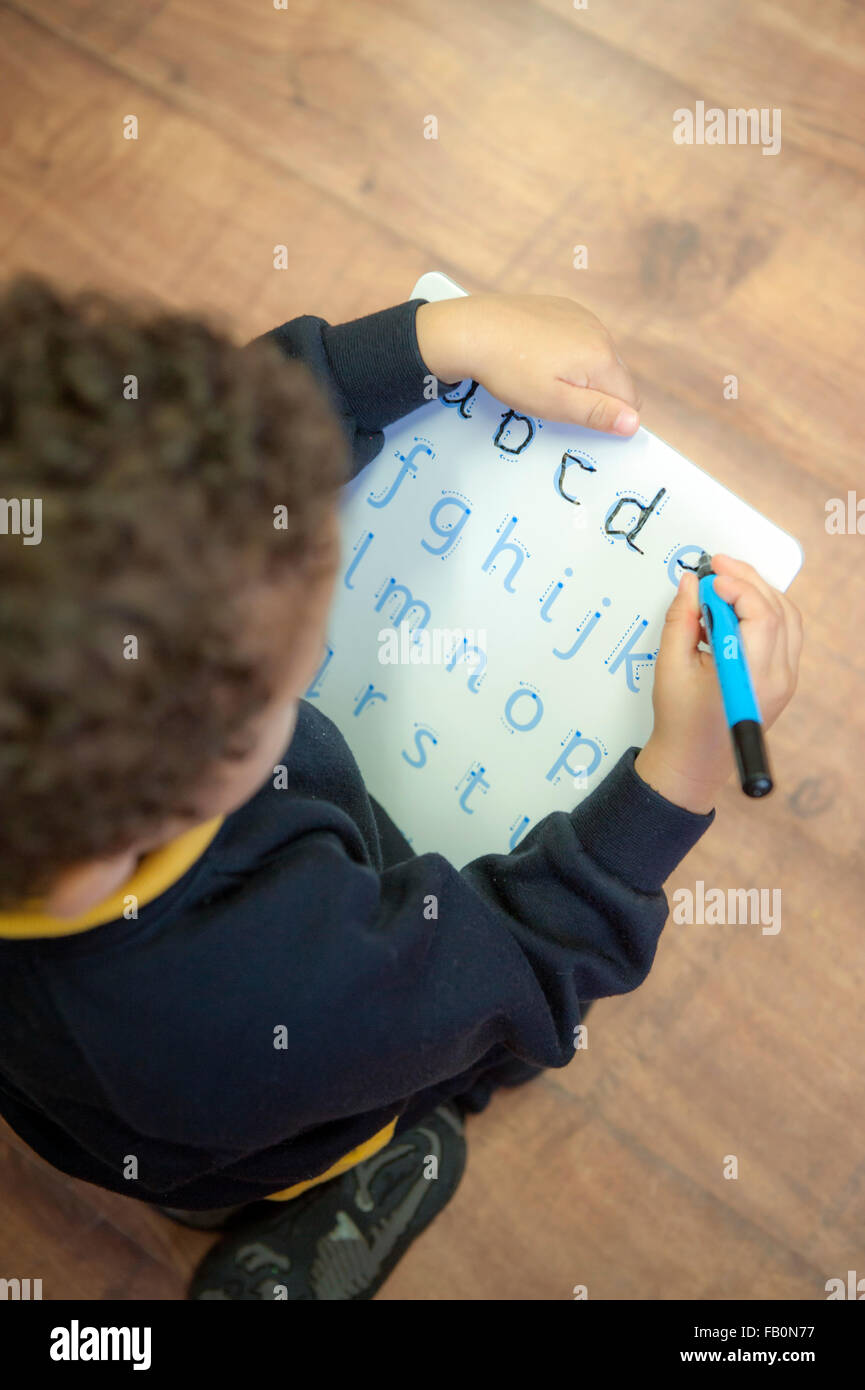 Lernen, wie man die Buchstaben des Alphabets in der Gärtnerei schreiben Stockfoto