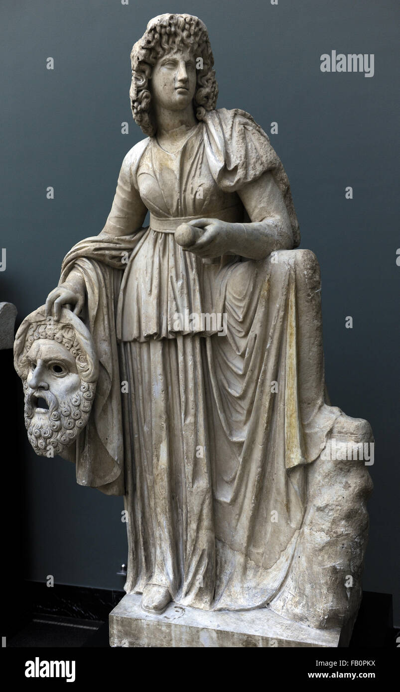 Melpomene. Muse des Singens und Tragödie. Sie wird mit einer Tragric Maske dargestellt. Römische Statue. 2. Jahrhundert n. Chr. Von Monte Calvo. Italien. Marmor. Ny Carlsberg Glyptotek. Kopenhagen, Dänemark. Stockfoto