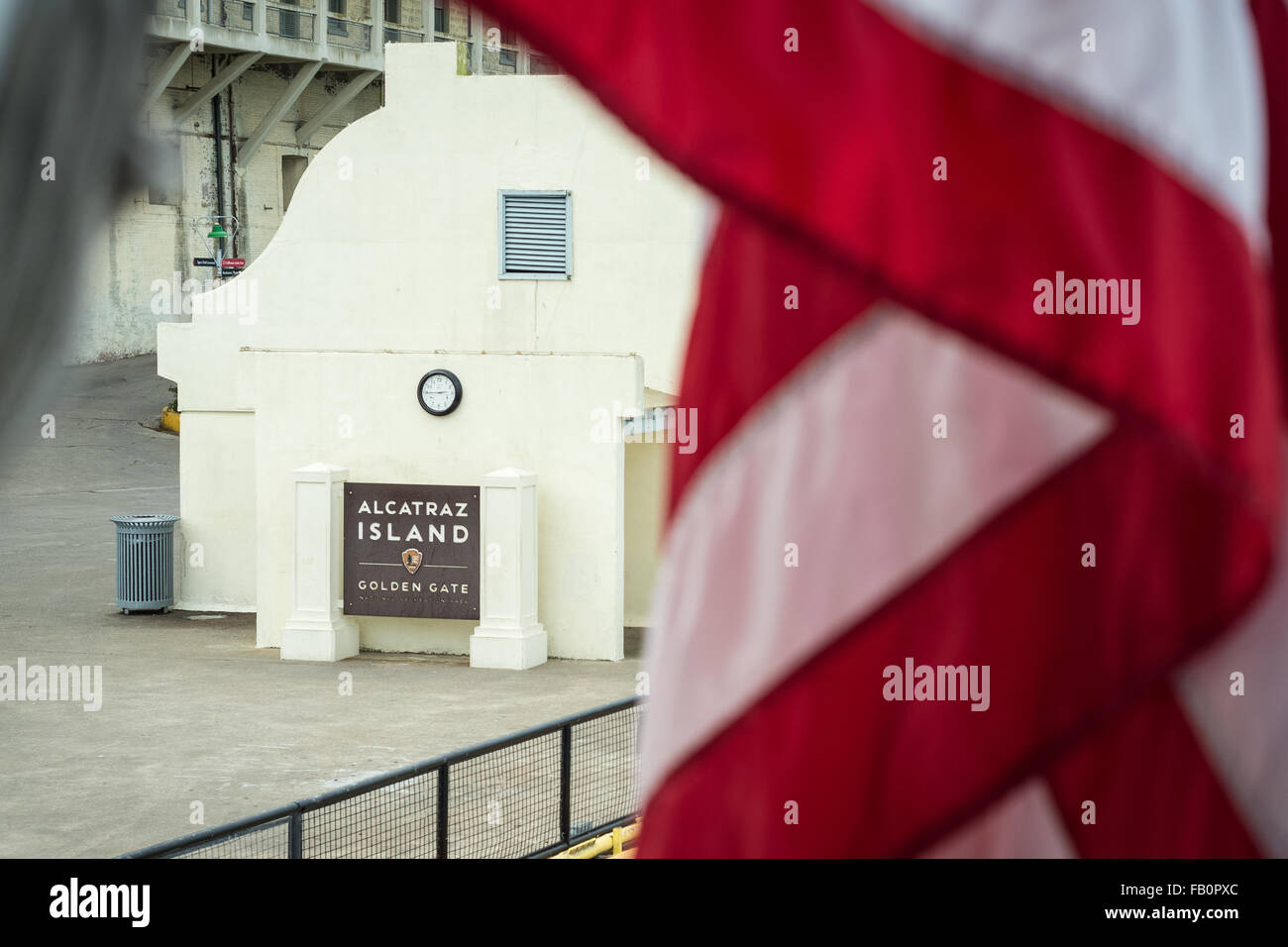 Gefängnis Alcatraz und Dock mit US-Flagge im Vordergrund Stockfoto