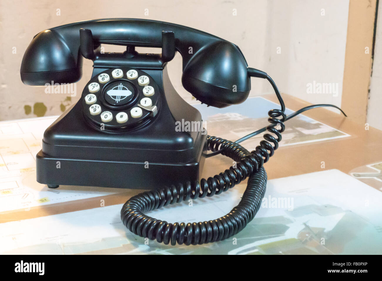 Alte schwarze Bakelit-Telefon auf dem Schreibtisch im Gefängnis Alcatraz Stockfoto
