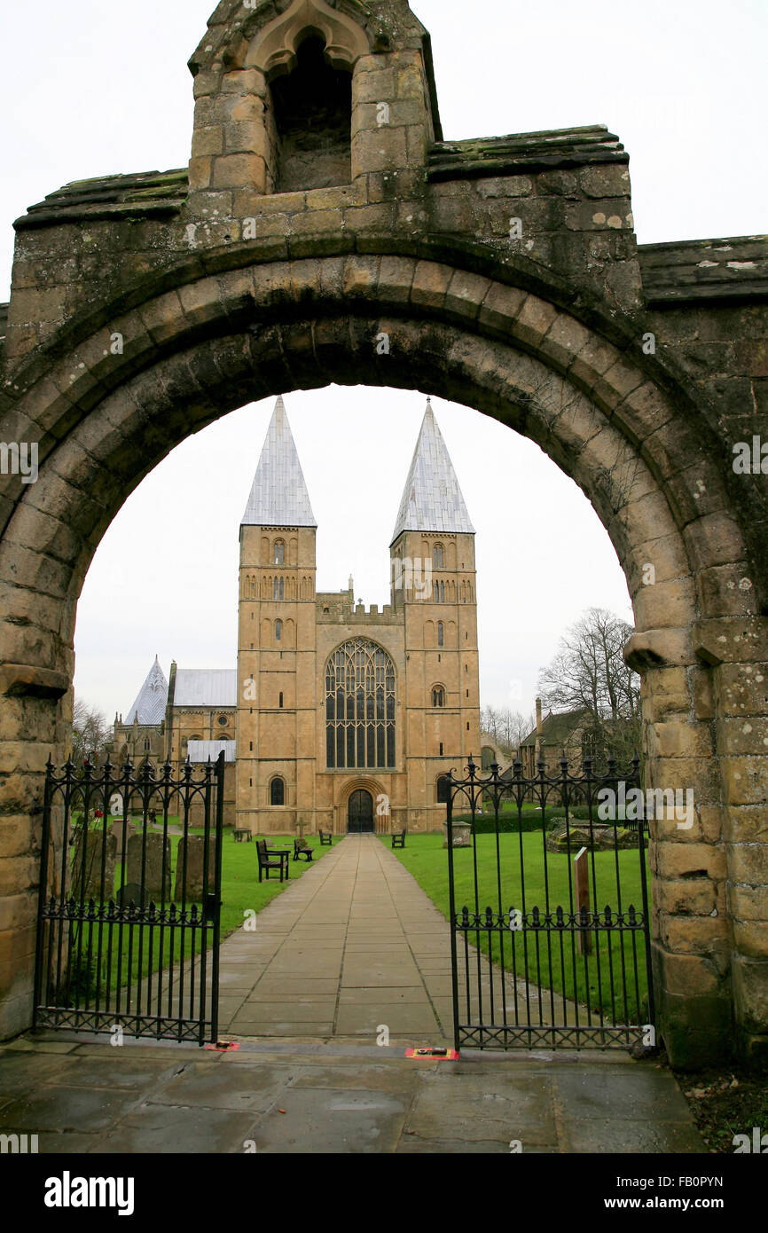 SOUTHWELL, NOTTINGHAMSHIRE, UK. SCHLUSSABSTIMMUNGEN 17, 2015.  Den alten Westgate-Bogen mit der Kathedrale Westtürme in Southwell in nicht Stockfoto