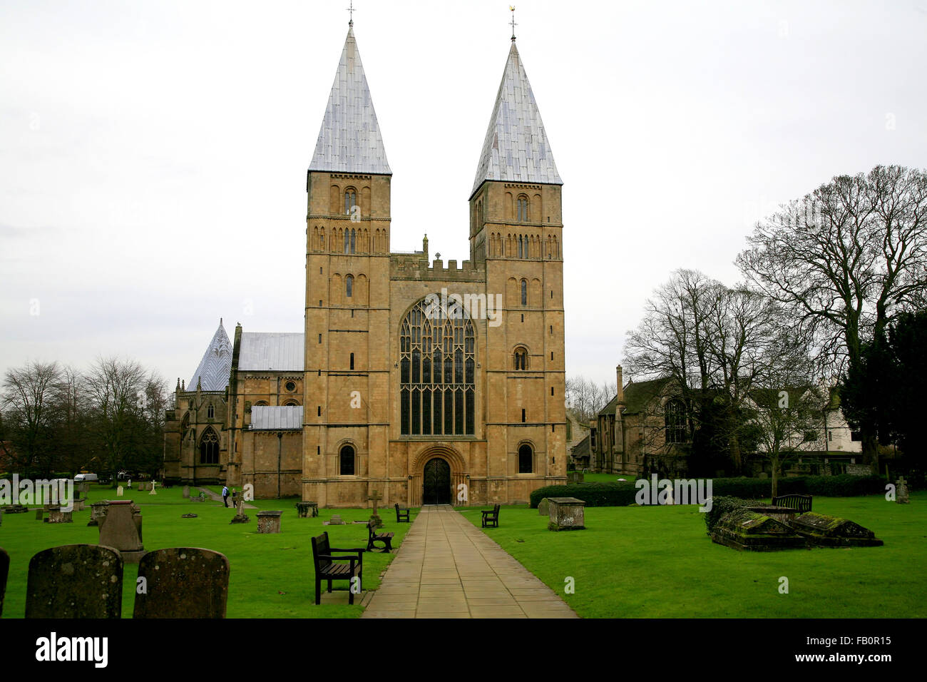 SOUTHWELL, NOTTINGHAMSHIRE, UK. 17. DEZEMBER 2015. Die majestätischen und einzigartigen Westtürme des Münsters in Southwell in Nottingham Stockfoto