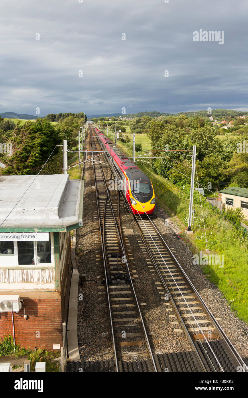 Jungfrau-Züge Pendolino in Richtung Süden auf der geraden Abschnitt der West Coast Main Line Bahn Hest Bank, Lancashire. Stockfoto