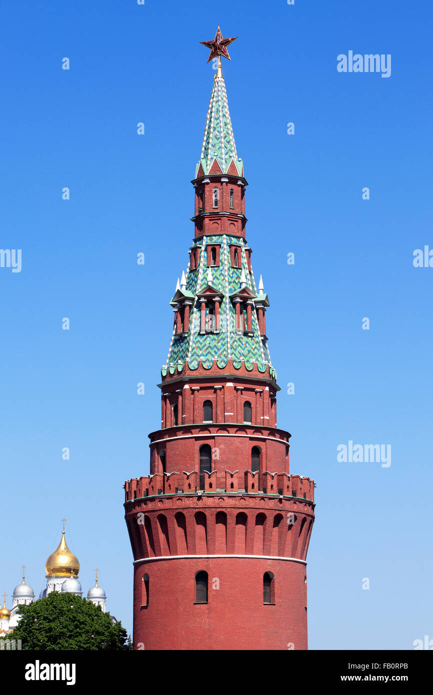 Der Vodovzvodnaya-Turm oder Wasserturm (1488) und die Kathedrale des Archangel (1508) im Kreml in Moskau, Russland Stockfoto