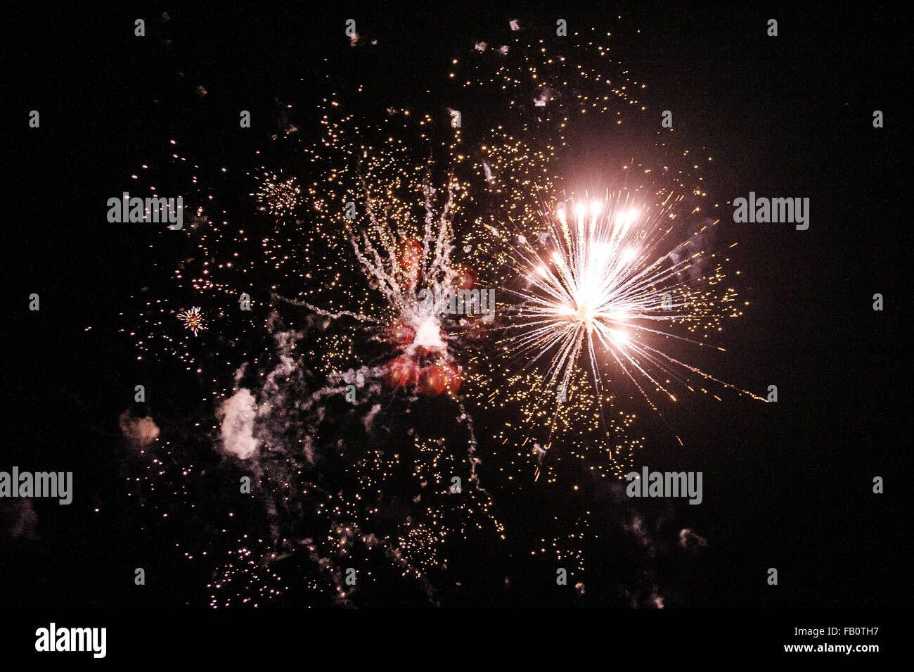 Cluster von bunten Feuerwerk gegen dunklen Himmel Stockfoto