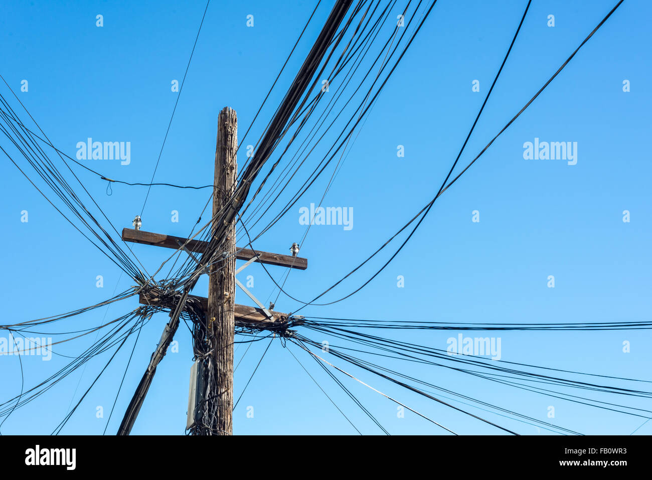 Quintessenz und unordentlich Lösung für Stromleitungen in einer nordamerikanischen Großstadt Stockfoto
