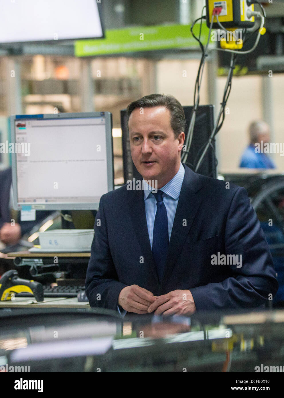 München, Deutschland. 7. Januar 2016. Großbritanniens Premierminister David Cameron besucht Produktionslinien bei der BMW Werksgelände in München, Deutschland, 7. Januar 2016. Foto: MARC Müller/Dpa/Alamy Live News Stockfoto