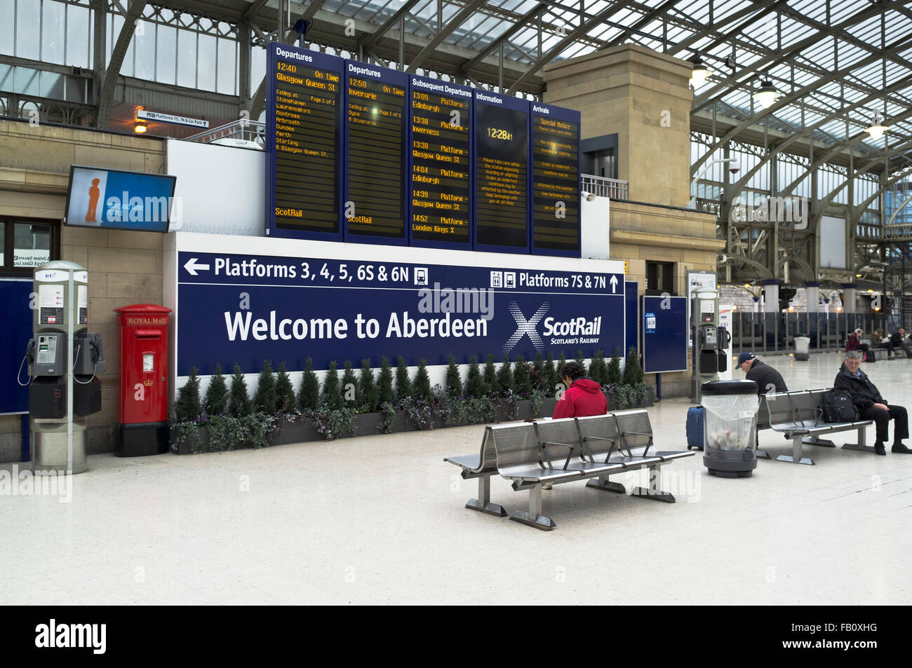 dh RAILWAY STATION ABERDEEN Aberdeen Bahnhof Board Abfahrten Bahnfahrgäste warten Stockfoto