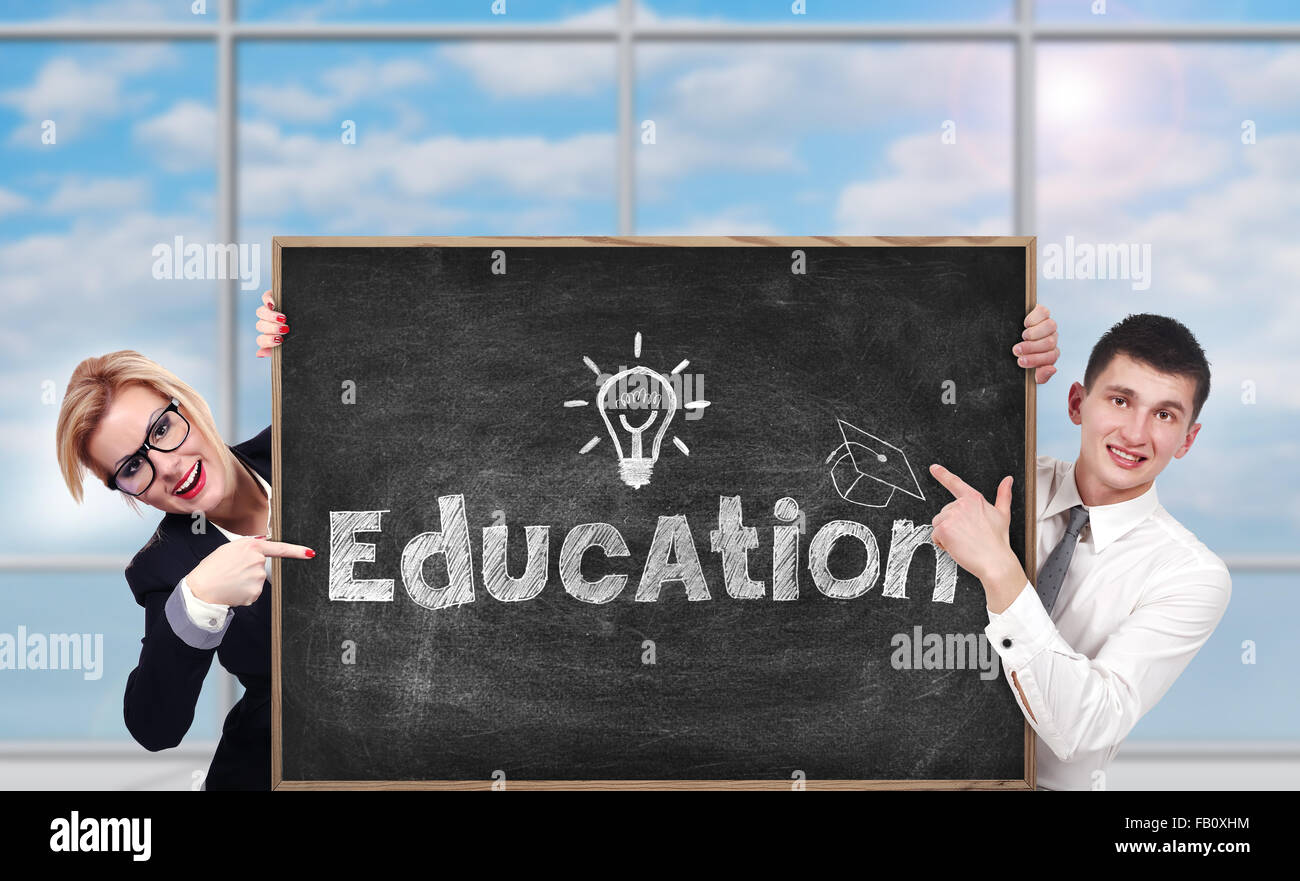 Geschäftsleute in im Besitz Tafel mit Bildungskonzept Stockfoto