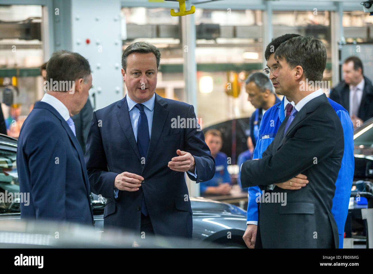 München, Deutschland. 7. Januar 2016. Prime Minister David Cameron (C), BMW CEO Harald Krueger (R) und BMW Verkaufsleiter, Ian Robertson, Großbritanniens besuchen Produktionslinien bei der BMW Werksgelände in München, Deutschland, 7. Januar 2016. Foto: MARC Müller/Dpa/Alamy Live News Stockfoto