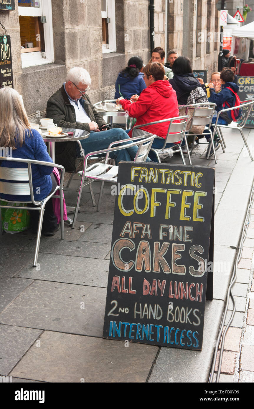 Menschen sitzen vor einem Café in Aberdeen, Schottland. Stockfoto