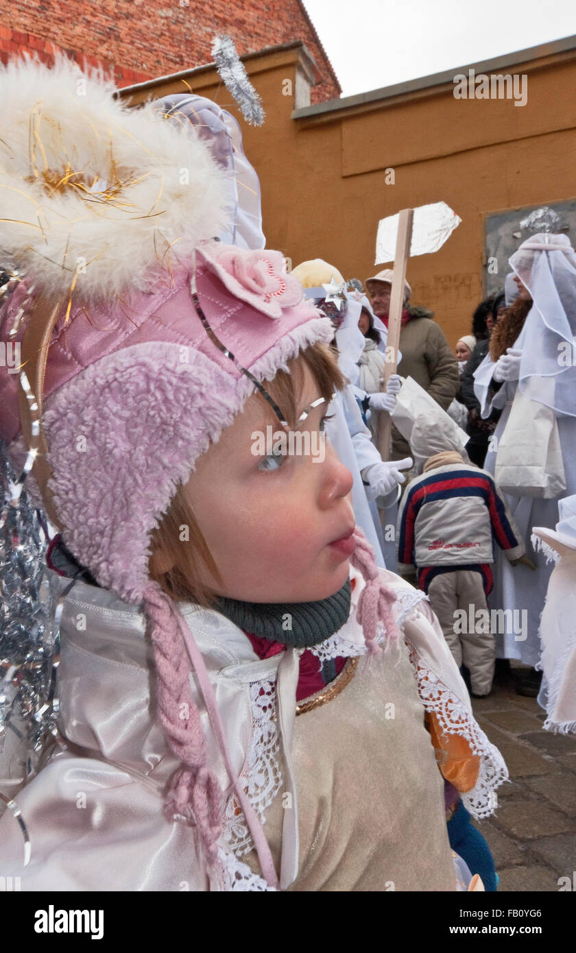 Kind am Dreikönigstag (drei Könige) Urlaub Prozession am Ostrów Tumski in Breslau, Niederschlesien, Polen Stockfoto