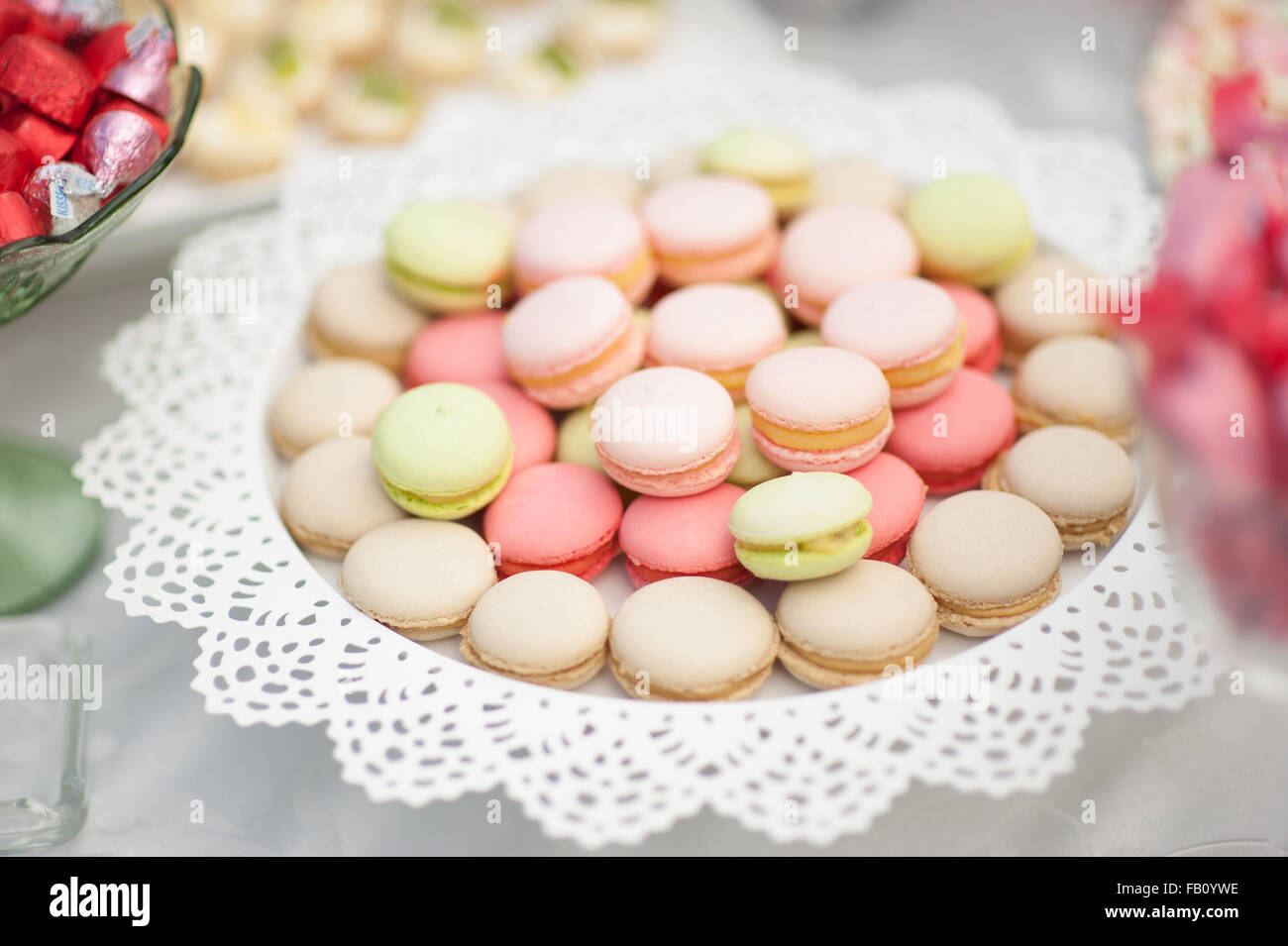 Hochzeit-Dessert mit leckeren Kuchen und Makronen Stockfoto