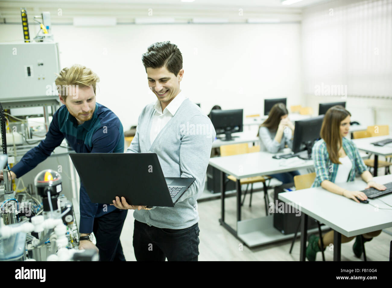 Ingenieure in der Fabrik Stockfoto