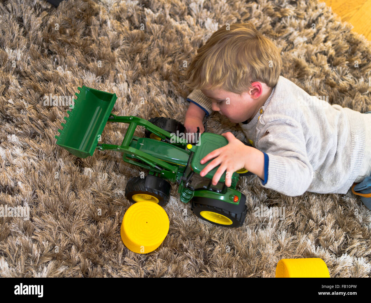 dh SPIELEN SIE allein Kinder, die mit Spielzeug spielen Stockfoto