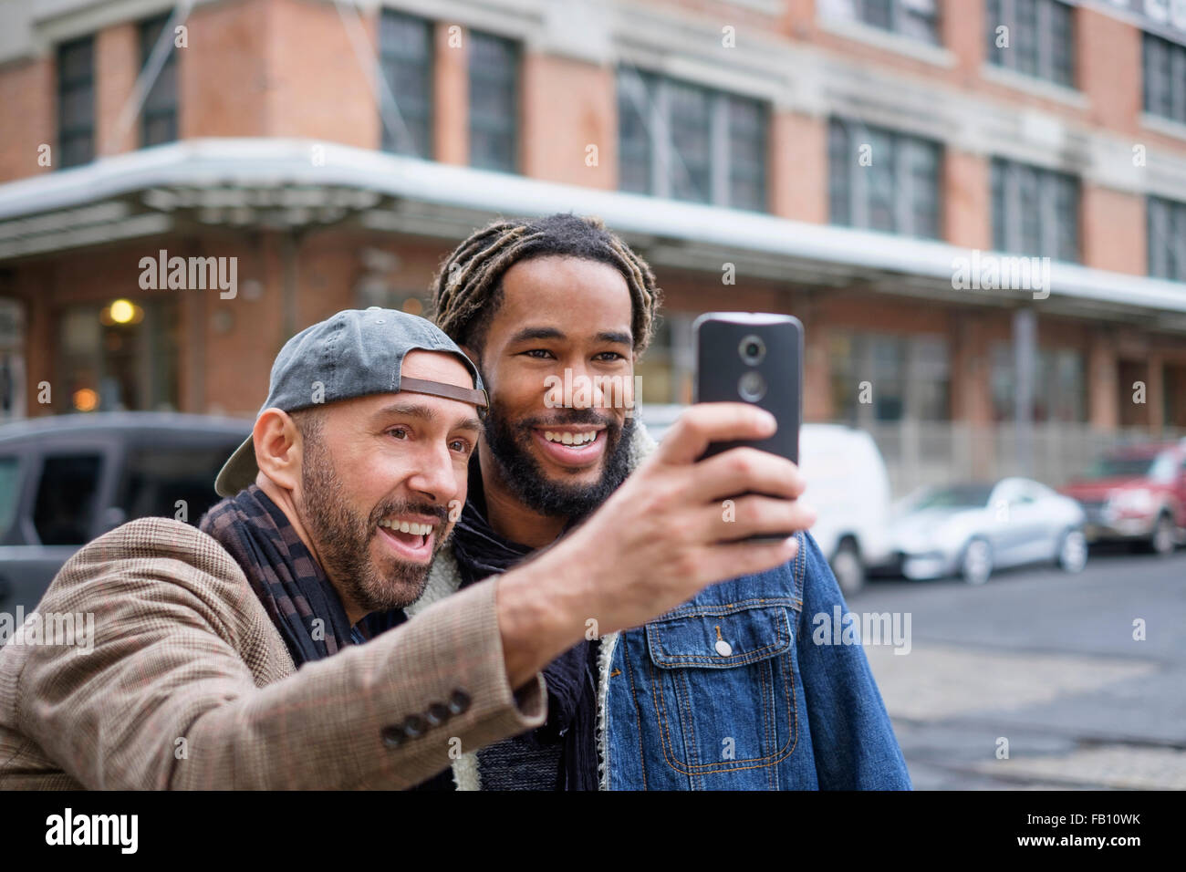 Smiley homosexuelle Paare nehmen Selfie mit Smartphone in der Straße Stockfoto