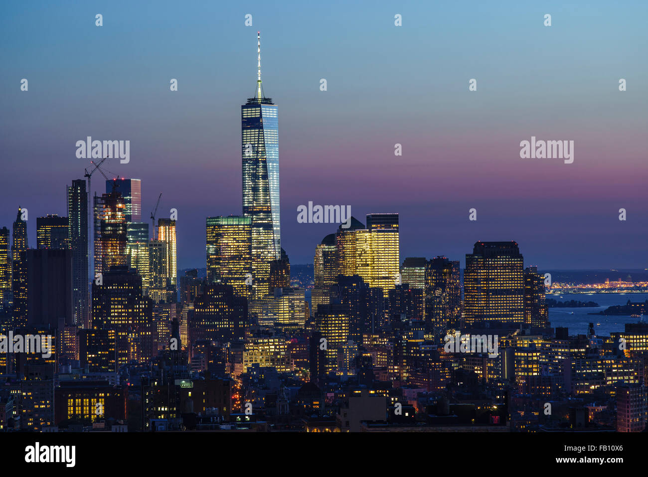 Beleuchtete Skyline bei Sonnenaufgang Stockfoto