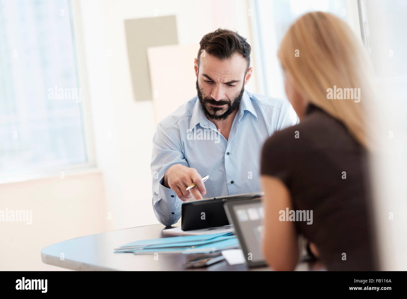 Mann und Frau, die im Büro arbeiten Stockfoto