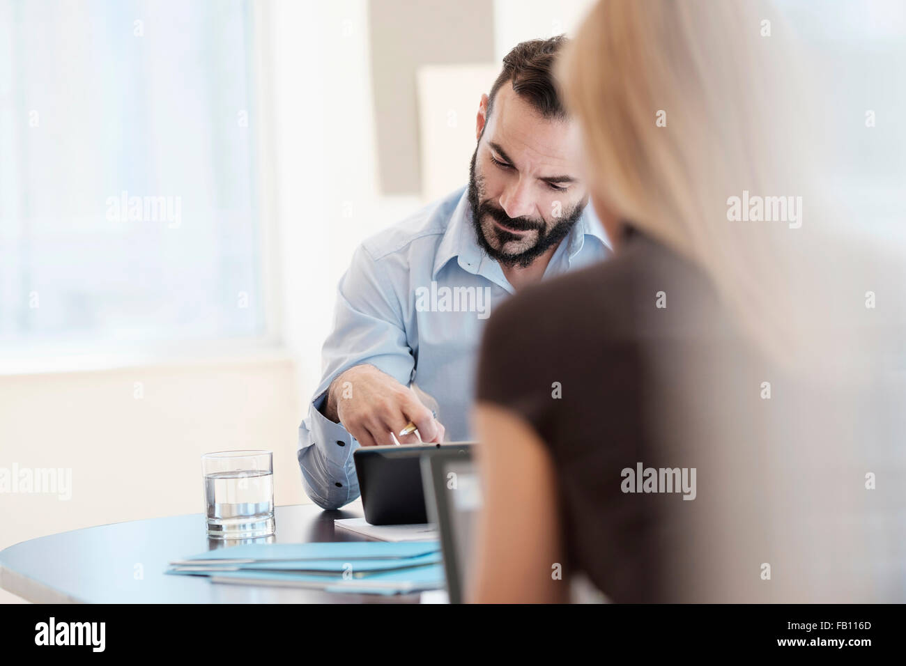 Mann und Frau, die im Büro arbeiten Stockfoto