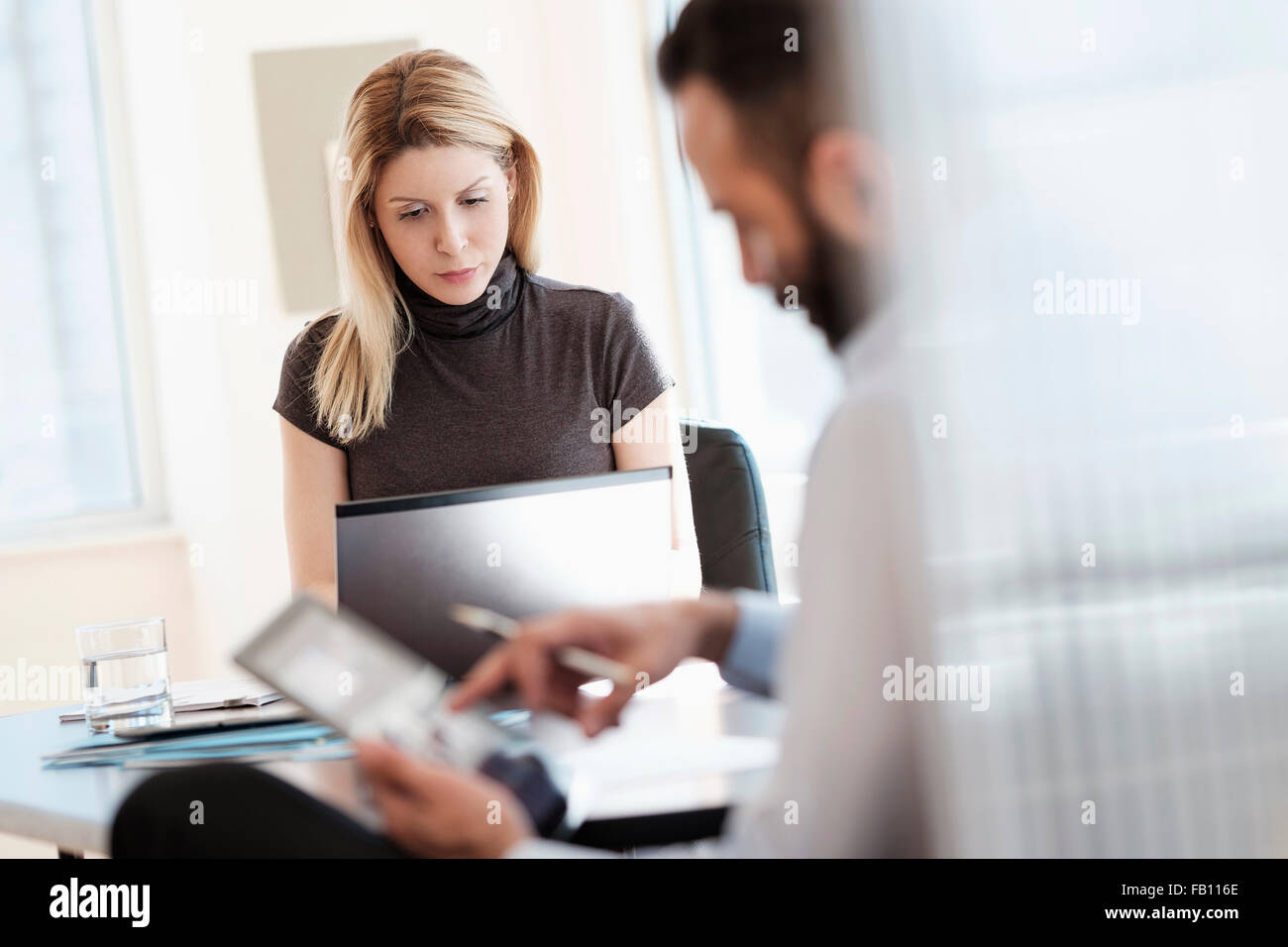 Mann und Frau, die im Büro arbeiten Stockfoto