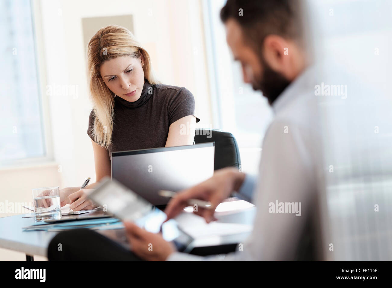 Mann und Frau, die im Büro arbeiten Stockfoto