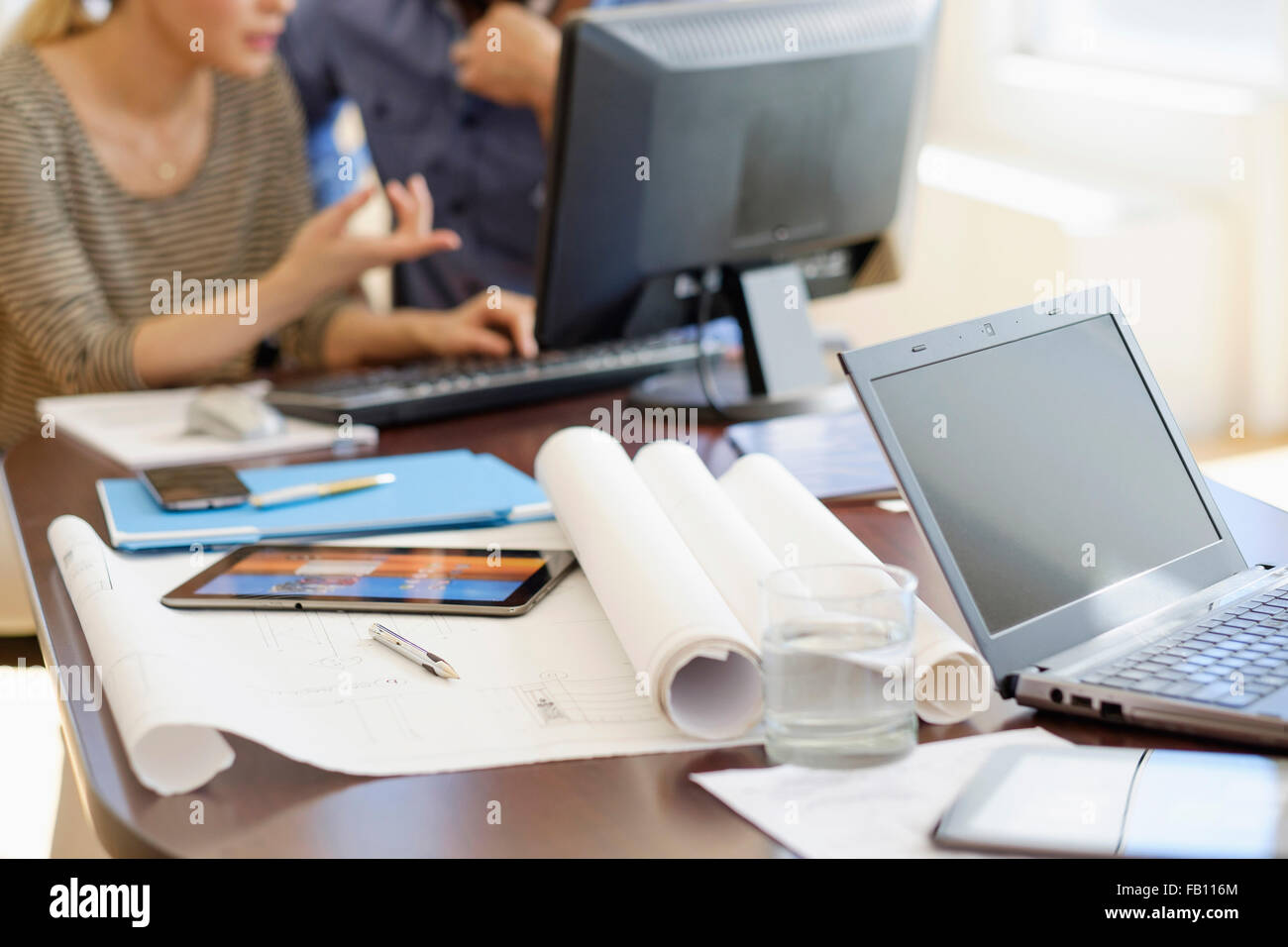 Mann und Frau, die im Büro arbeiten Stockfoto