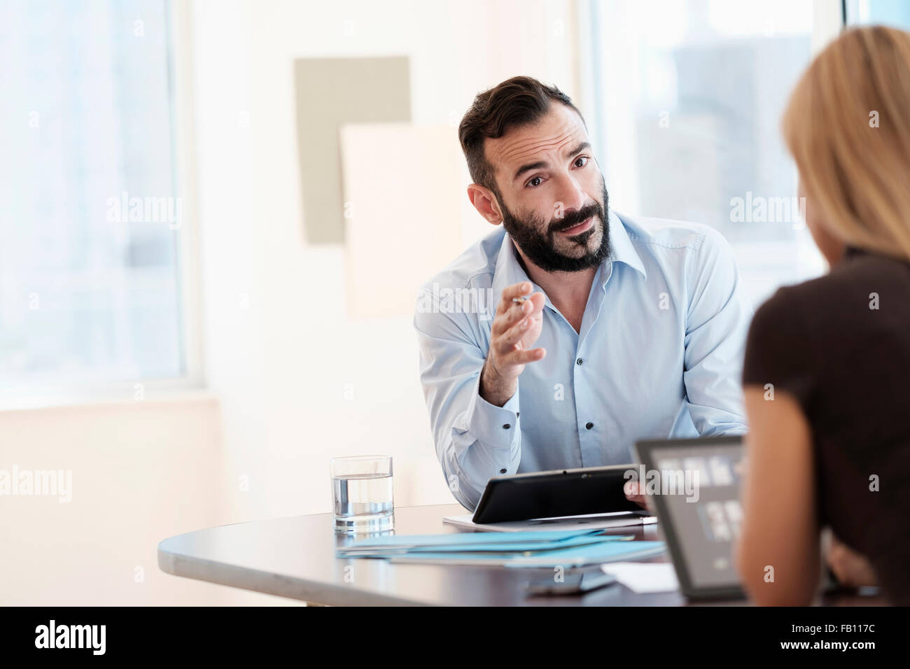 Mann und Frau im Gespräch im Büro Stockfoto