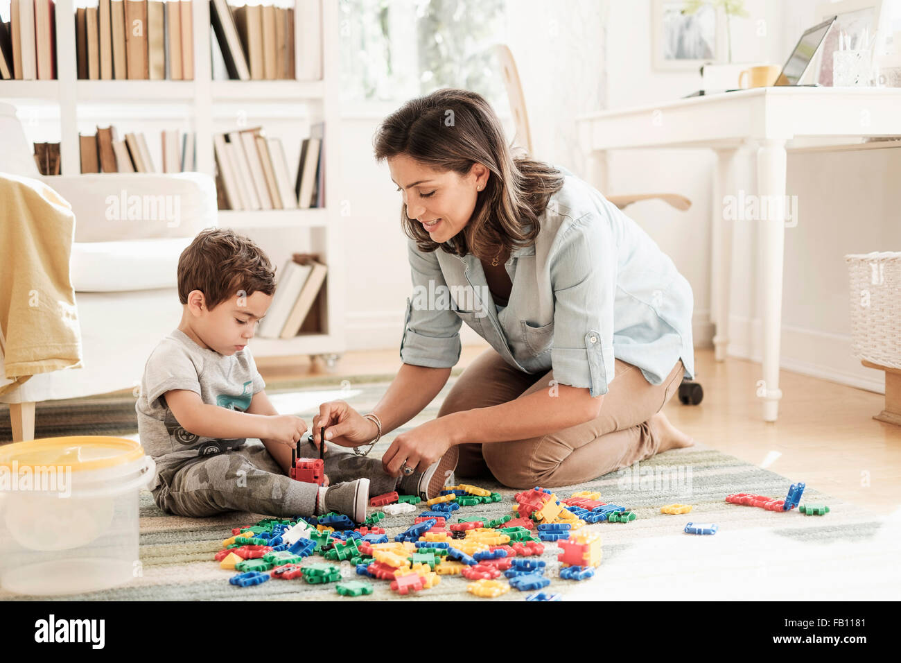 Mutter mit Sohn (2-3) spielen Stockfoto